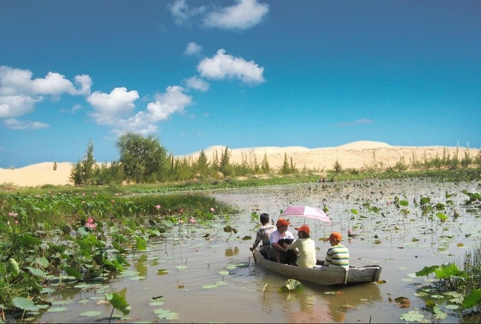 Dạo thuyền trên hồ
