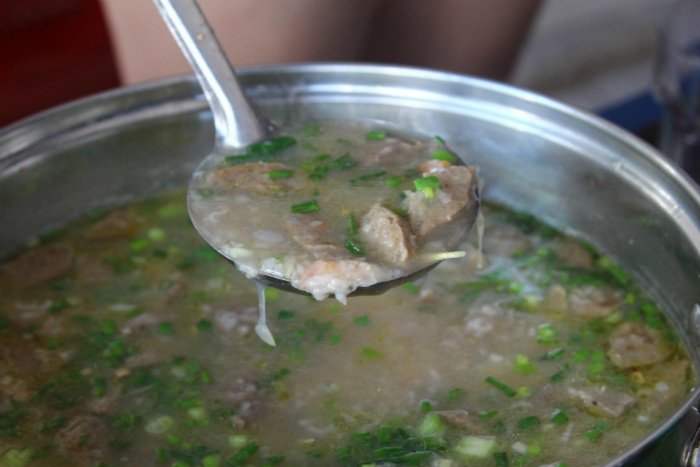 Ở homestay Thạnh An, bạn có thể thoải mái mượn bếp, dụng cụ nấu ăn của người dân, nhưng hãy gửi họ thêm chút ít nhé