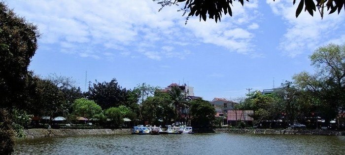 Đạp vịt trên hồ Bán Nguyệt để tìm về những khoảnh khắc yên bình