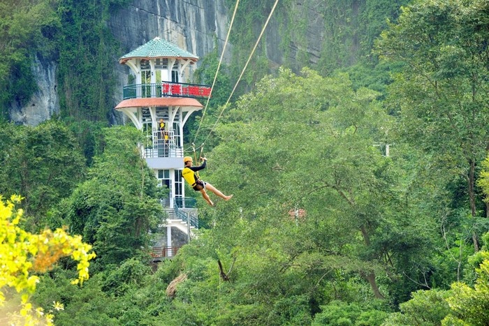 Đu dây Zip-line từ trạm quan sát thú sông Chày
